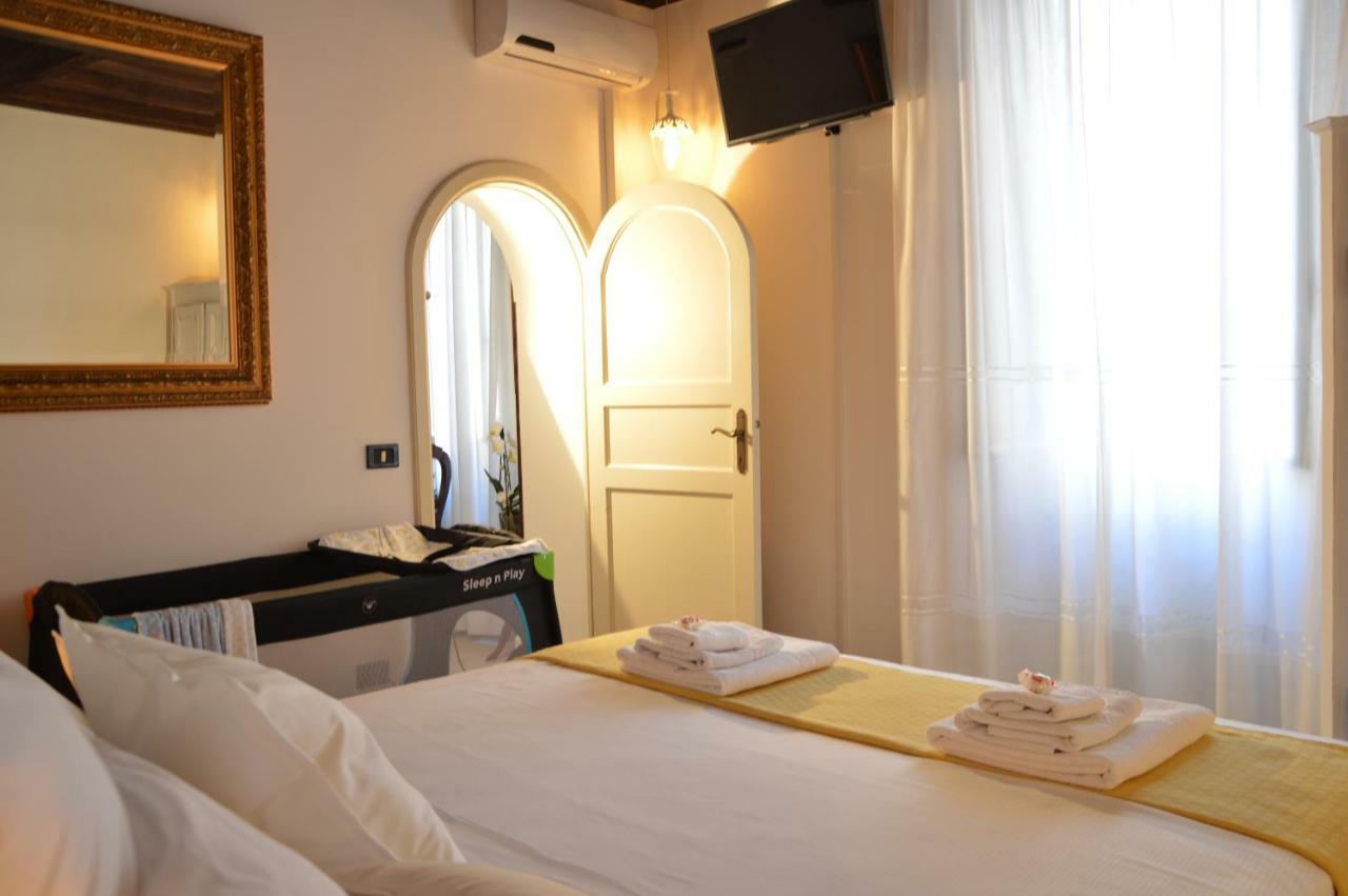 Historic Center - Elegant Apartment With Charming Antiques - Raffaello Inn Рим Экстерьер фото