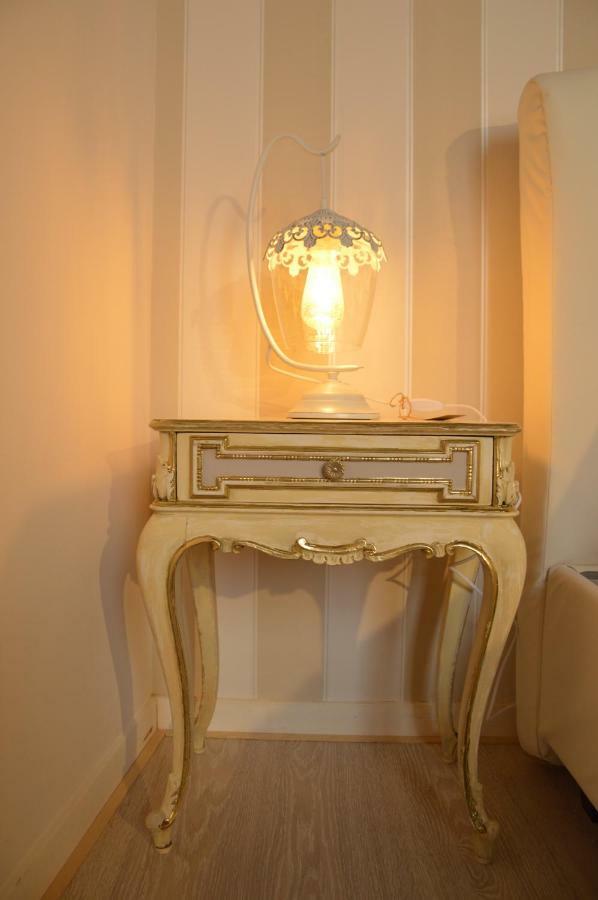 Historic Center - Elegant Apartment With Charming Antiques - Raffaello Inn Рим Экстерьер фото
