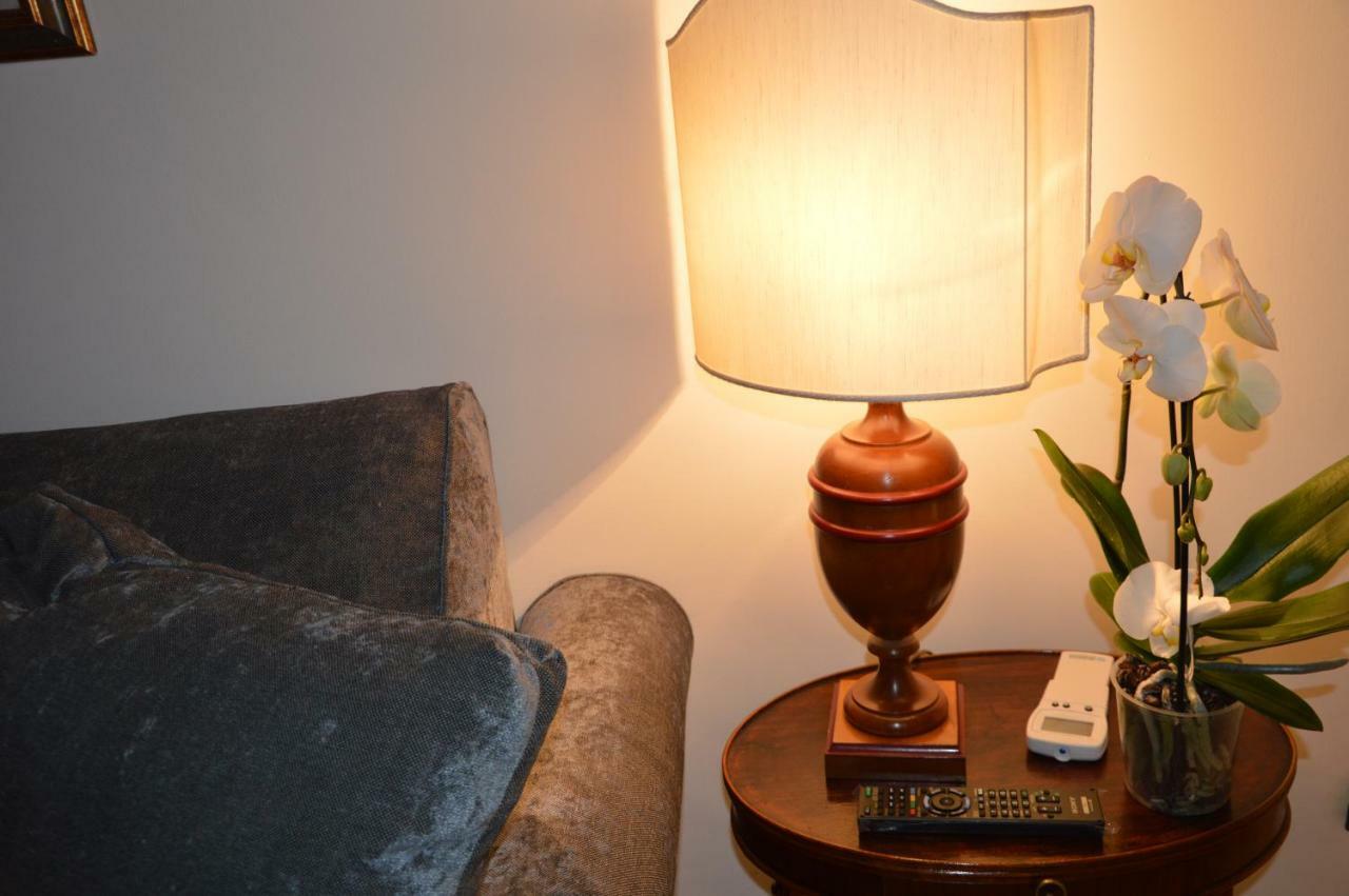 Historic Center - Elegant Apartment With Charming Antiques - Raffaello Inn Рим Экстерьер фото