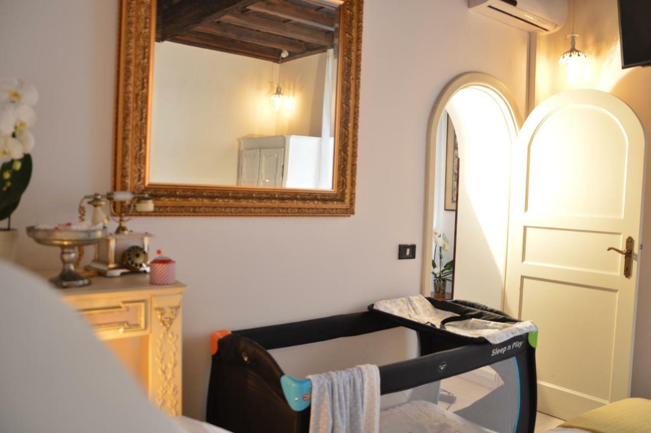 Historic Center - Elegant Apartment With Charming Antiques - Raffaello Inn Рим Экстерьер фото