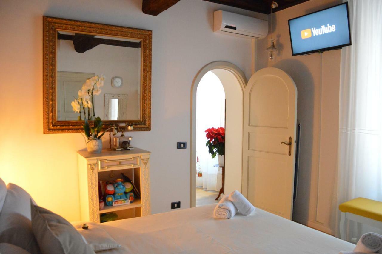 Historic Center - Elegant Apartment With Charming Antiques - Raffaello Inn Рим Экстерьер фото